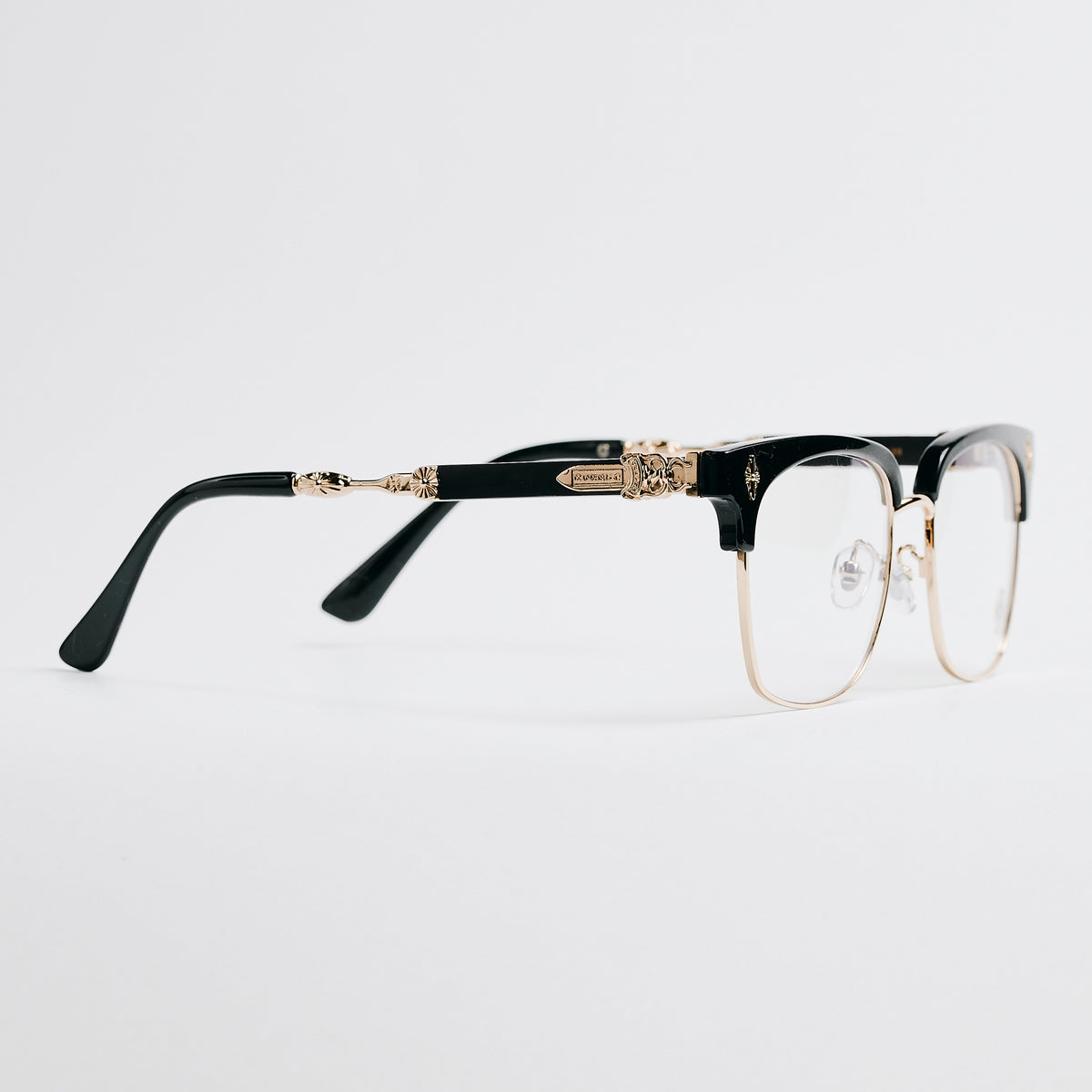 Óculos Clubmaster Preto Dourado, vista lateral