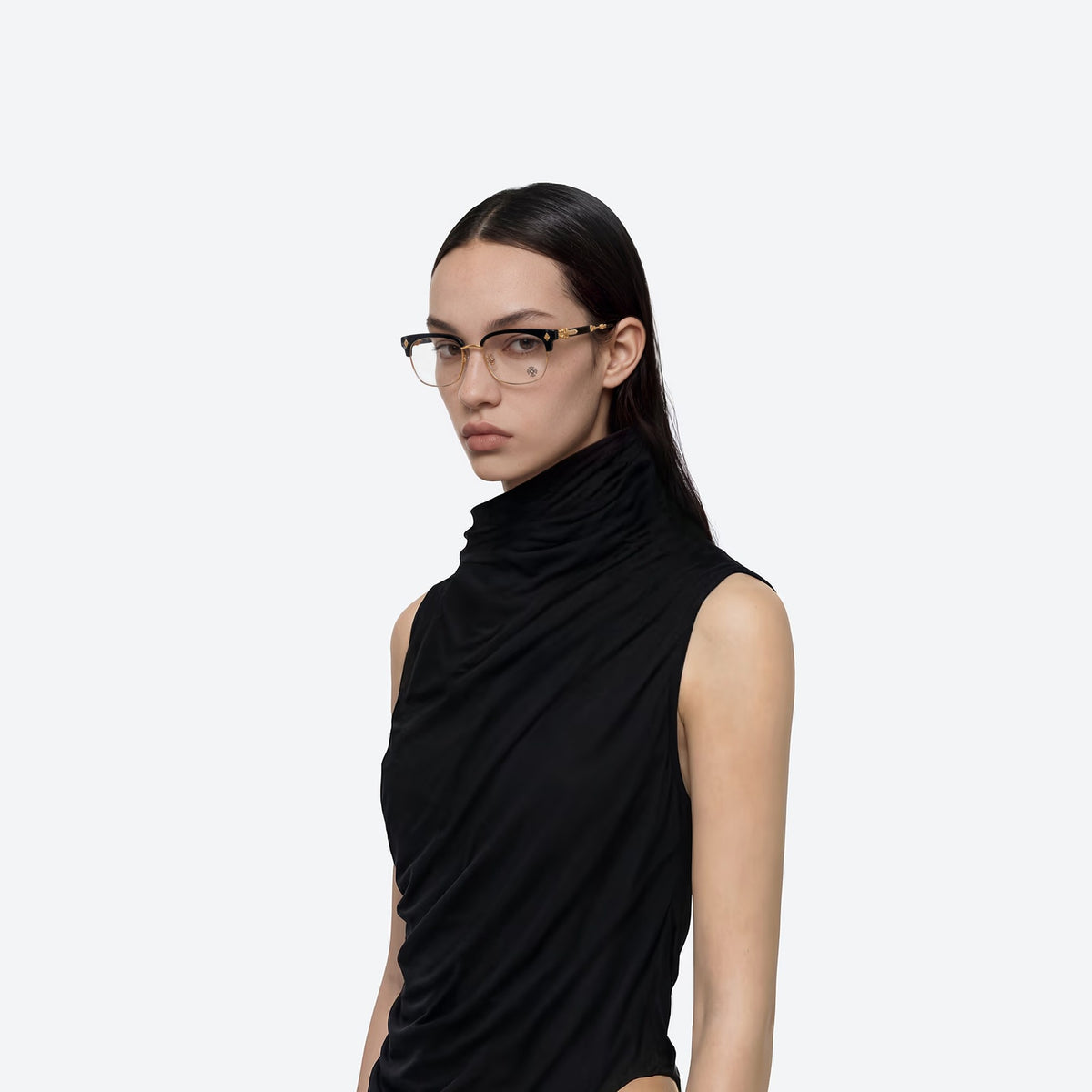 Mulher usando o Óculos Clubmaster FERIZ Preto Dourado