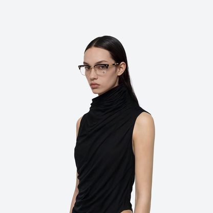 Mulher usando o Óculos Clubmaster FERIZ Preto Dourado