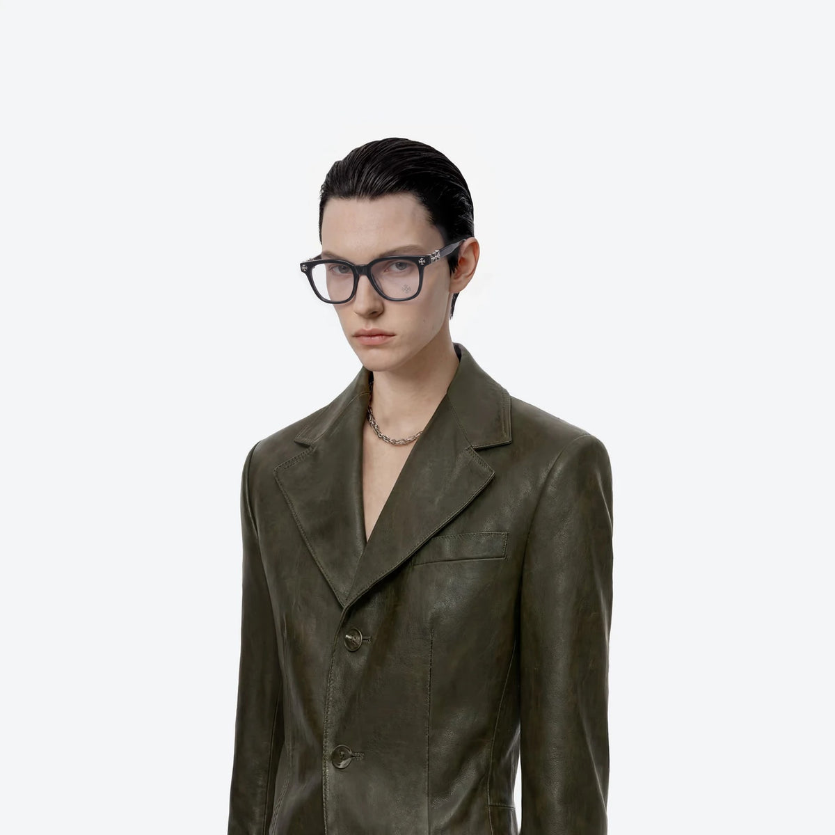 Modelo usando óculos Cross Silver FERIZ preto, blazer verde