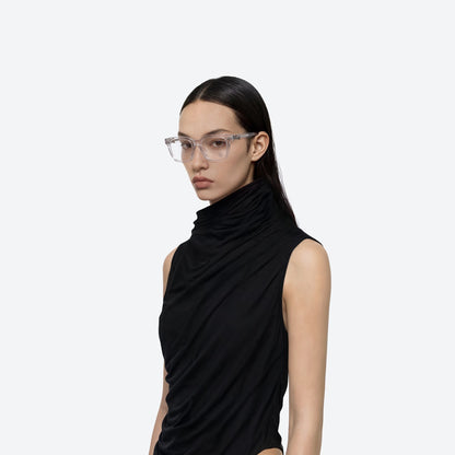 Modelo usando óculos Cross Silver FERIZ transparente, blusa preta